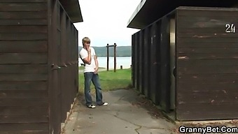 Ældre Mand Knepper Ældre Blondine På Et Offentligt Toilet