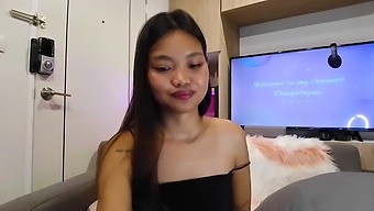 Abby2634'S Live Webcam Performance, Featuring Her Wet Pussy