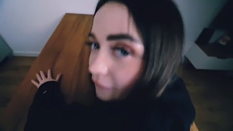 الحصول مارس الجنس في كل من فمي والمهبل