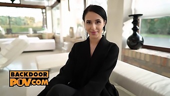 Pov-Video Af En Teenagebrunette, Der Tager En Stor Pik I Sin Røv