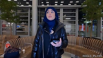 Nadja, L'Iranienne Voilée, Fait L'Expérience D'Un Sexe Anal Brutal Dans Les Toilettes Et Le Couloir En Paiement De L'Avion